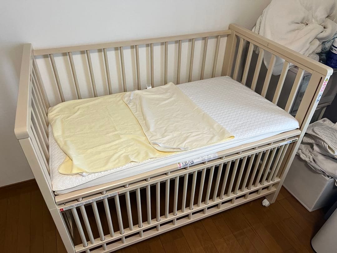 美品　ファミリア ベビーベッド　ベッドカバー・防水シーツ付き