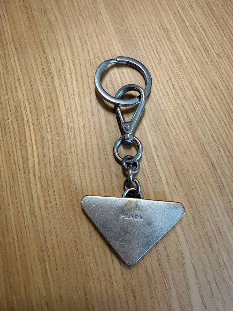 PRADA トライアングル型キーホルダー　プラダ　キーリング