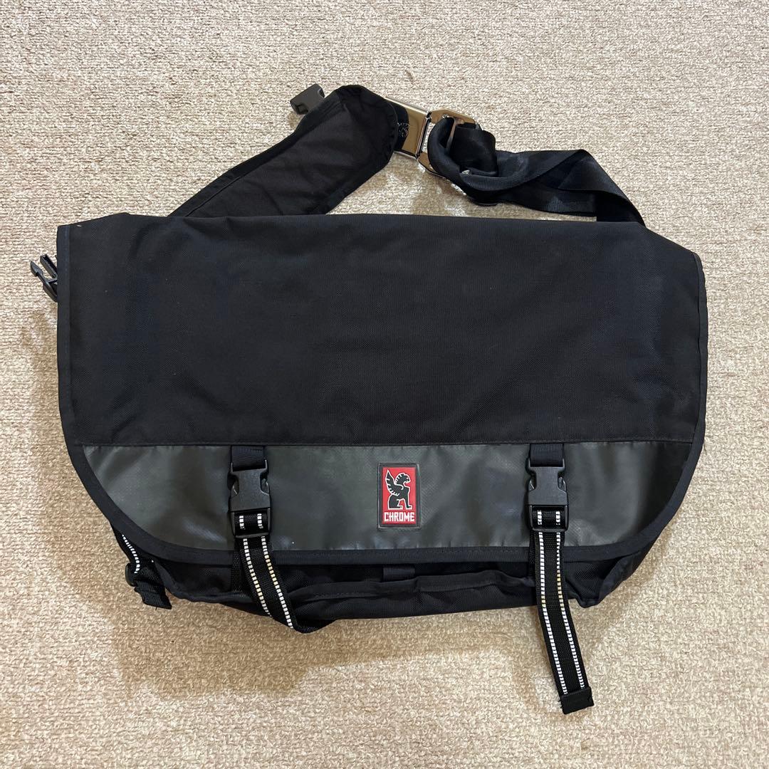 美品　CHROME ブラック メッセンジャーバッグ