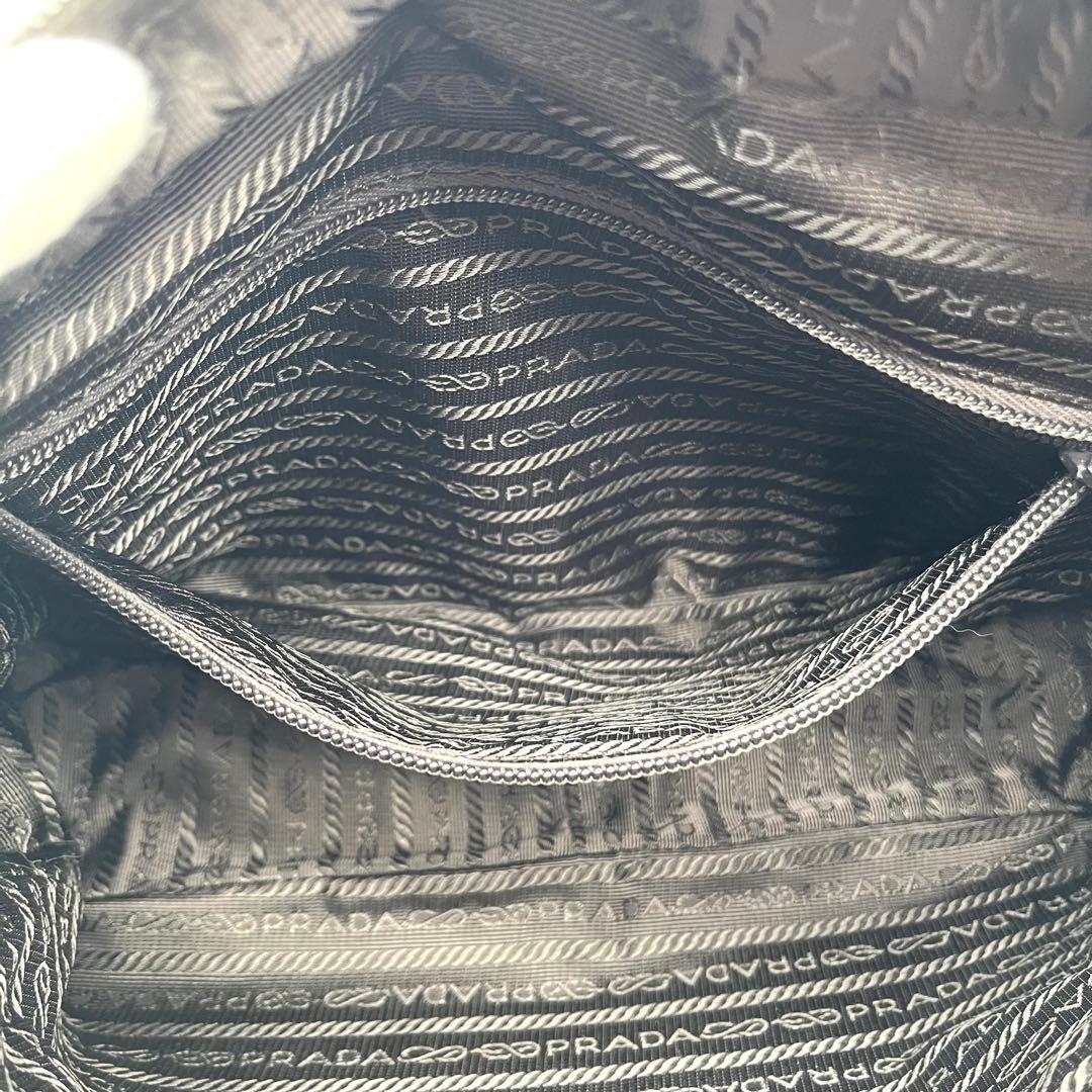 プラダ ショルダーバッグ カメラバック テスートナイロン 三角プレート カーキ