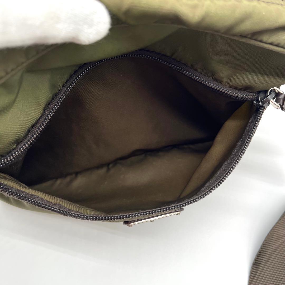 プラダ ショルダーバッグ カメラバック テスートナイロン 三角プレート カーキ