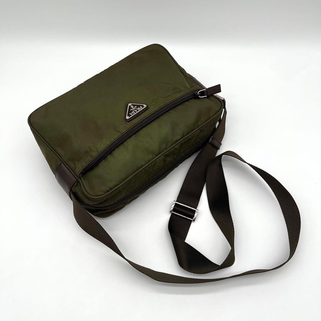 プラダ ショルダーバッグ カメラバック テスートナイロン 三角プレート カーキ