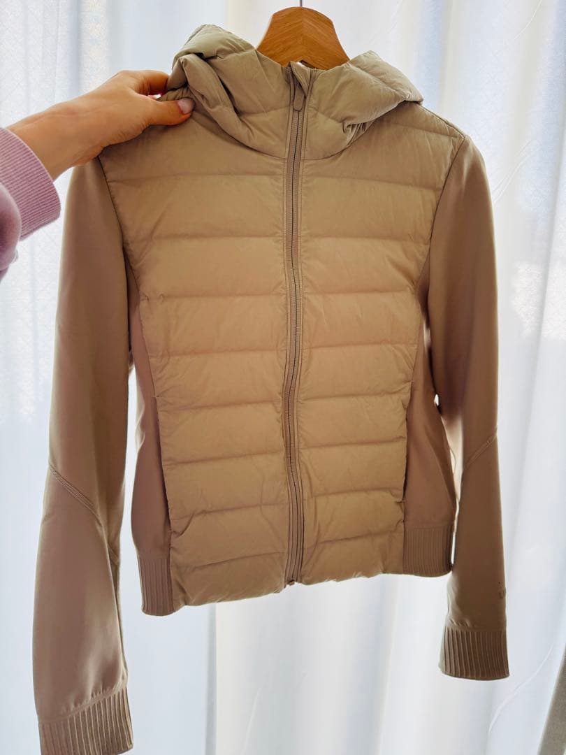 Lululemon フード付きベージュダウンジャケット