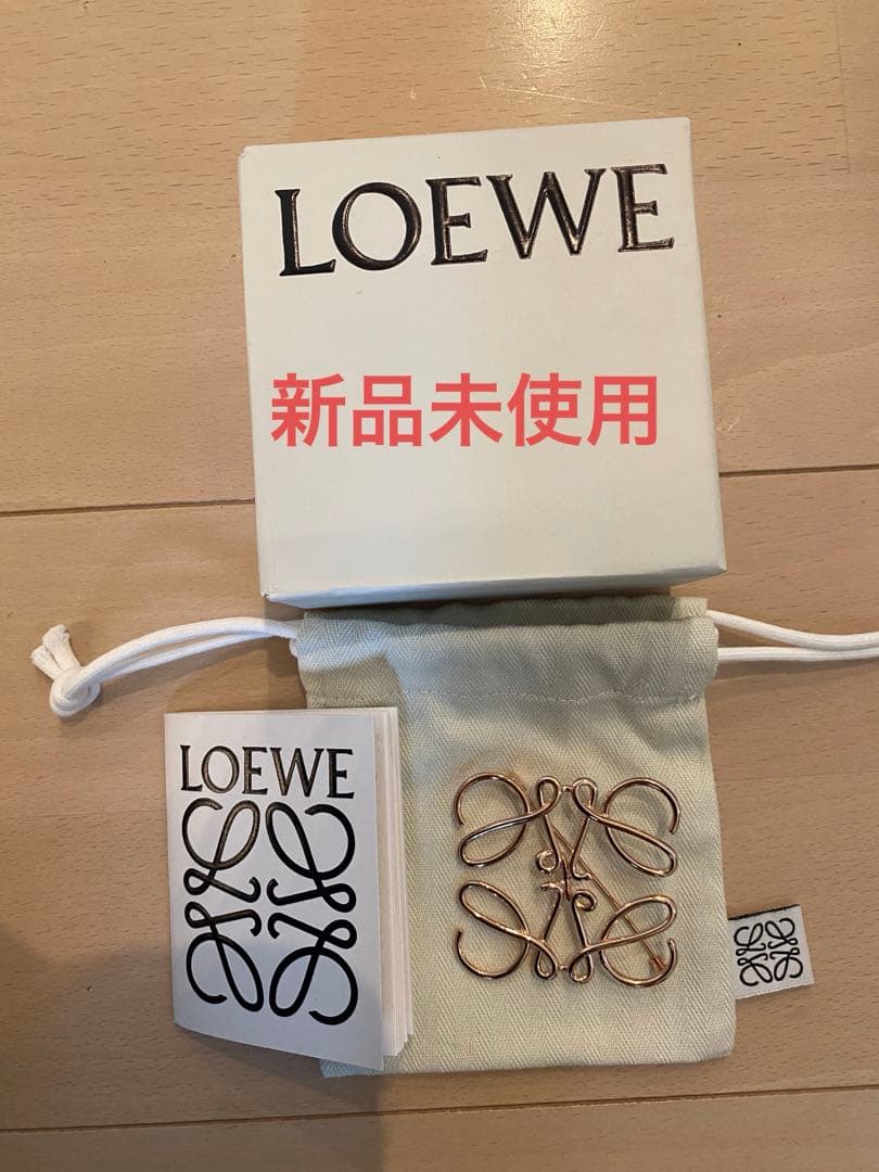 新品LOEWEアナグラムブローチ　ローズゴールド