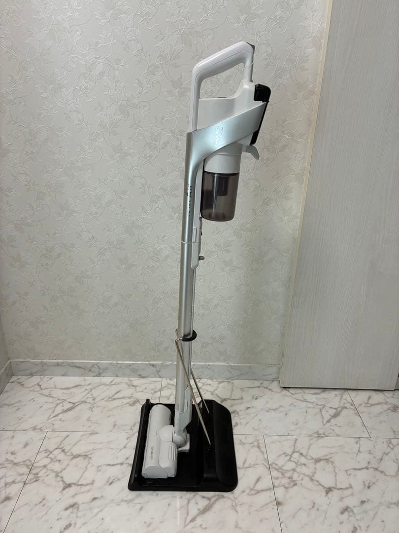 シャープ　充電式掃除機　EC-AR8-W