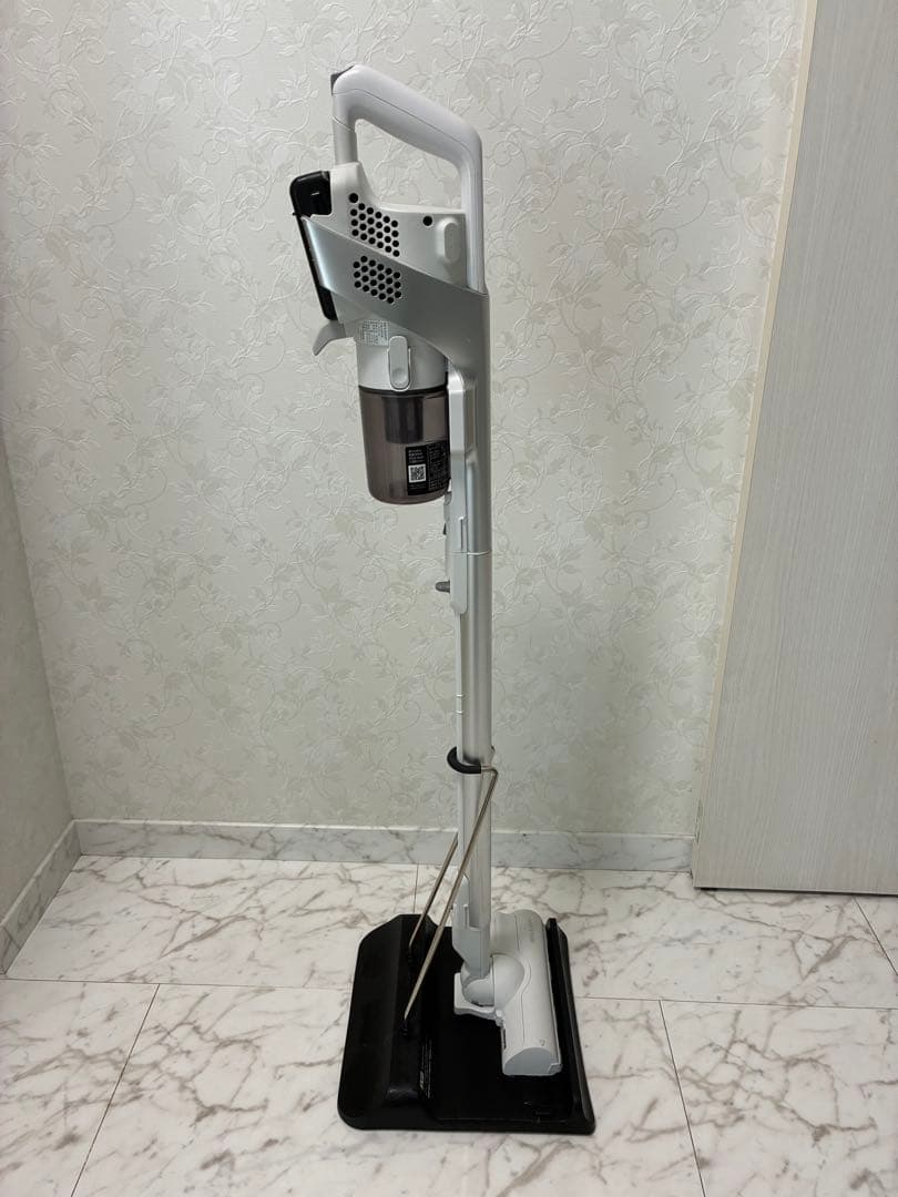 シャープ　充電式掃除機　EC-AR8-W