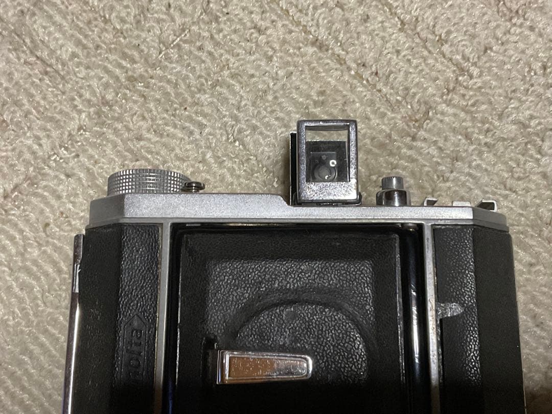 ミノルタ・蛇腹式カメラ、型式不明　年代不明？【蛇腹破れ無しだが、表面ヒビ有り】。