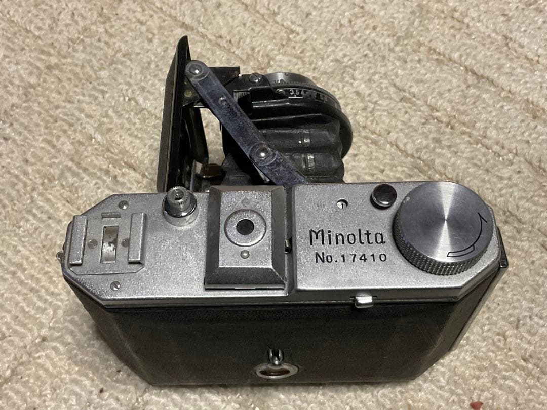 ミノルタ・蛇腹式カメラ、型式不明　年代不明？【蛇腹破れ無しだが、表面ヒビ有り】。