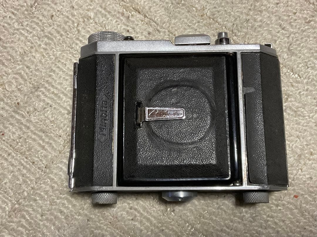 ミノルタ・蛇腹式カメラ、型式不明　年代不明？【蛇腹破れ無しだが、表面ヒビ有り】。