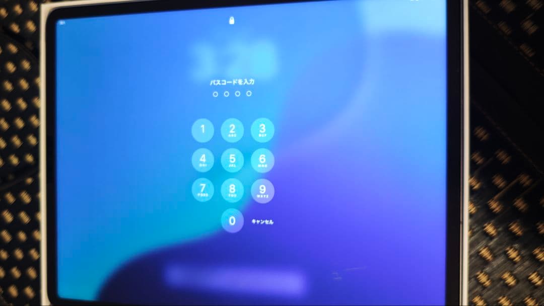 iPad pro 第6世代　logicool 英字配列キーボード　ESRケース付