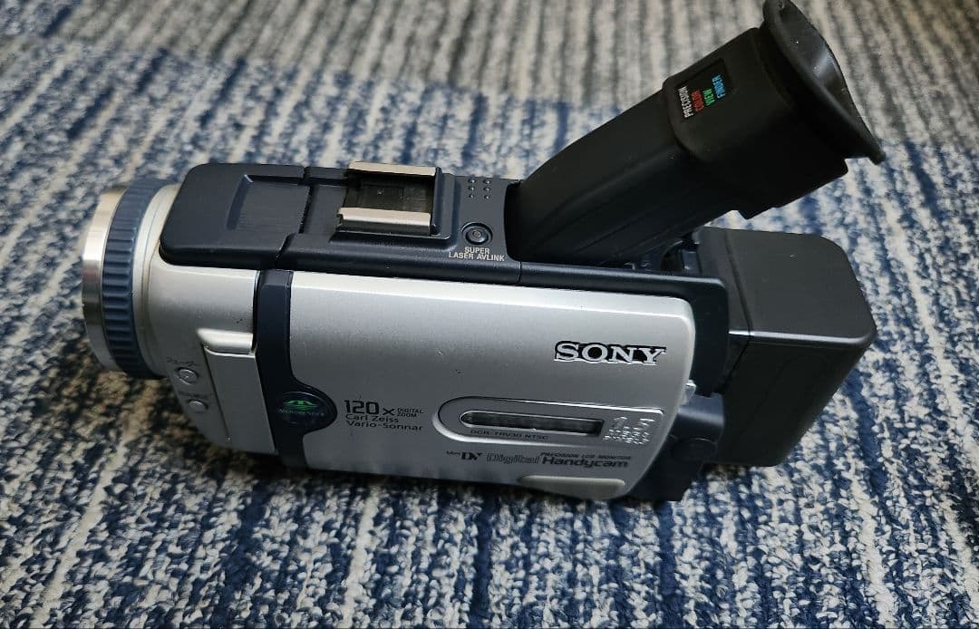 現状品 SONY DCR-TRV30 ソニー ハンディカム ビデオカメラ です。