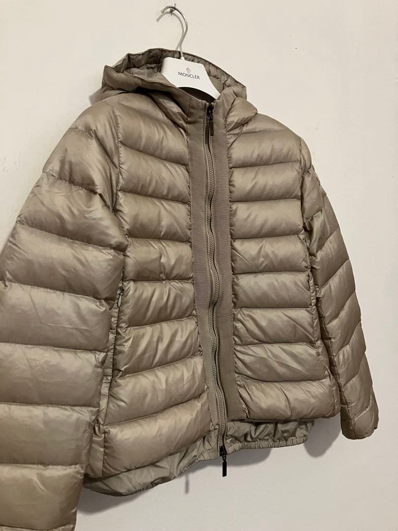 Moncler モンクレール　フードの可愛いダウンジャケット