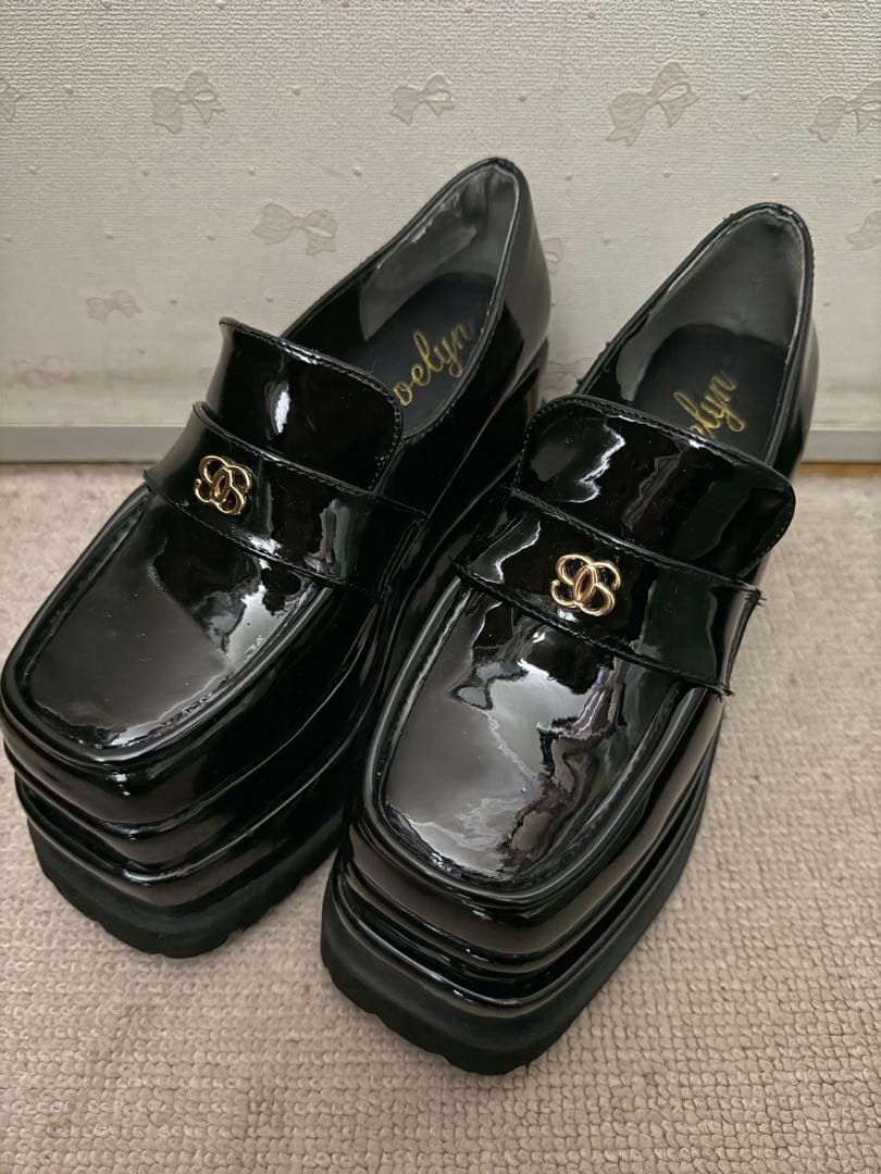 evelyn エブリン 厚底チャームローファー