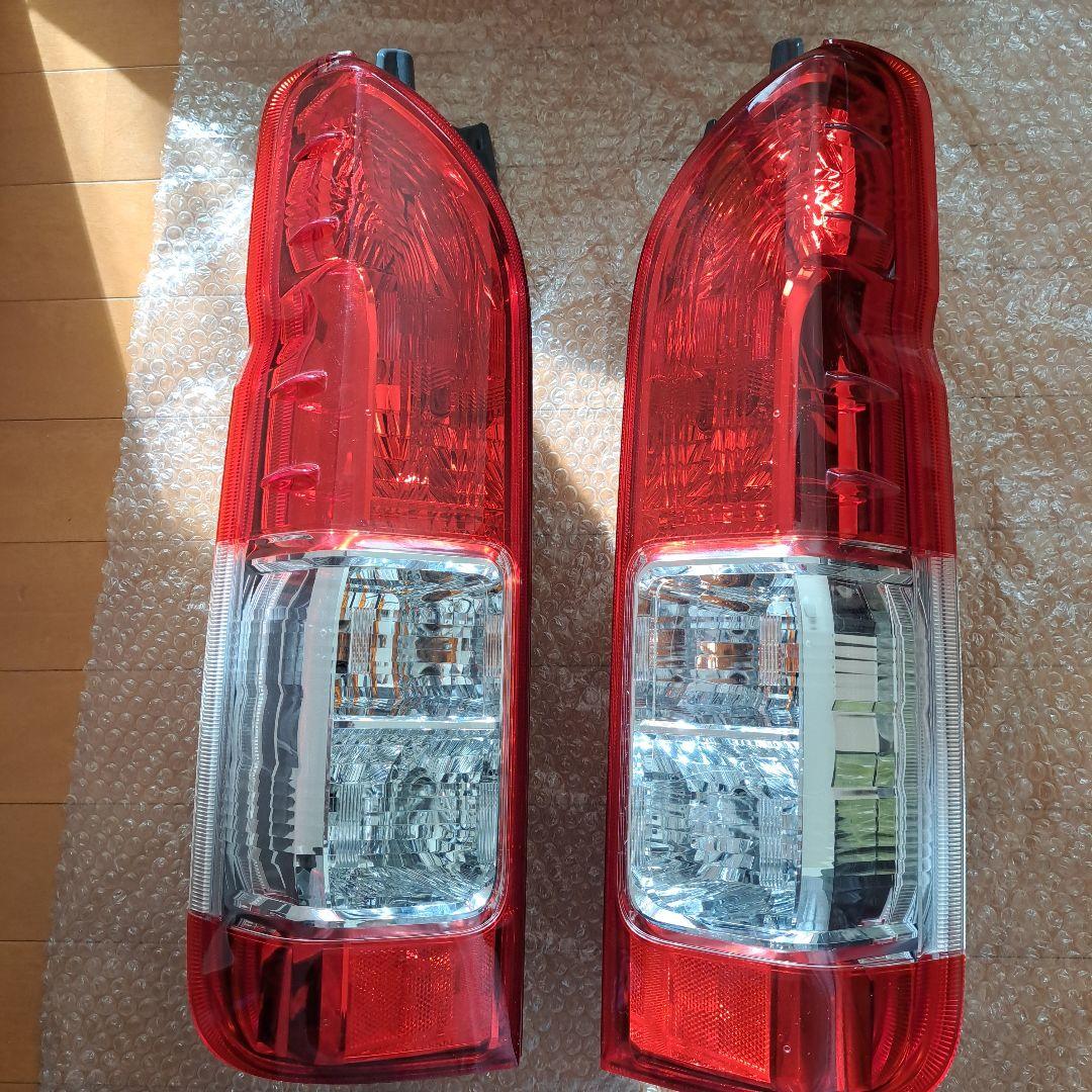 ハイエース200系純正 テールランプ