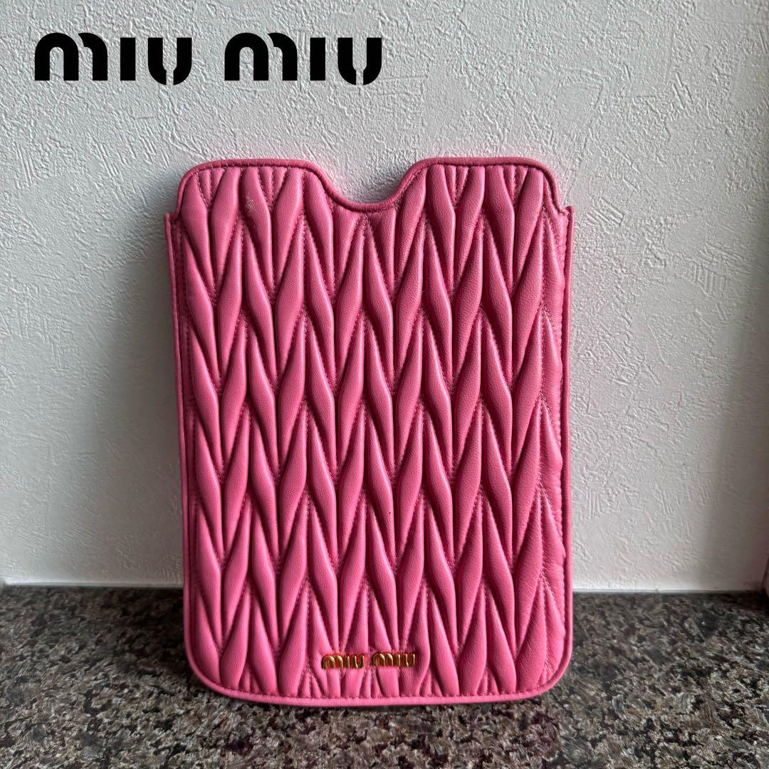miumiu ミュウミュウ　マテラッセiPad miniケース　ピンクマトラッセ