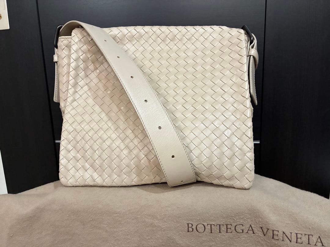 [美品]ボッテガヴェネタイントチャートメッセンジャーバック希少アイボリー