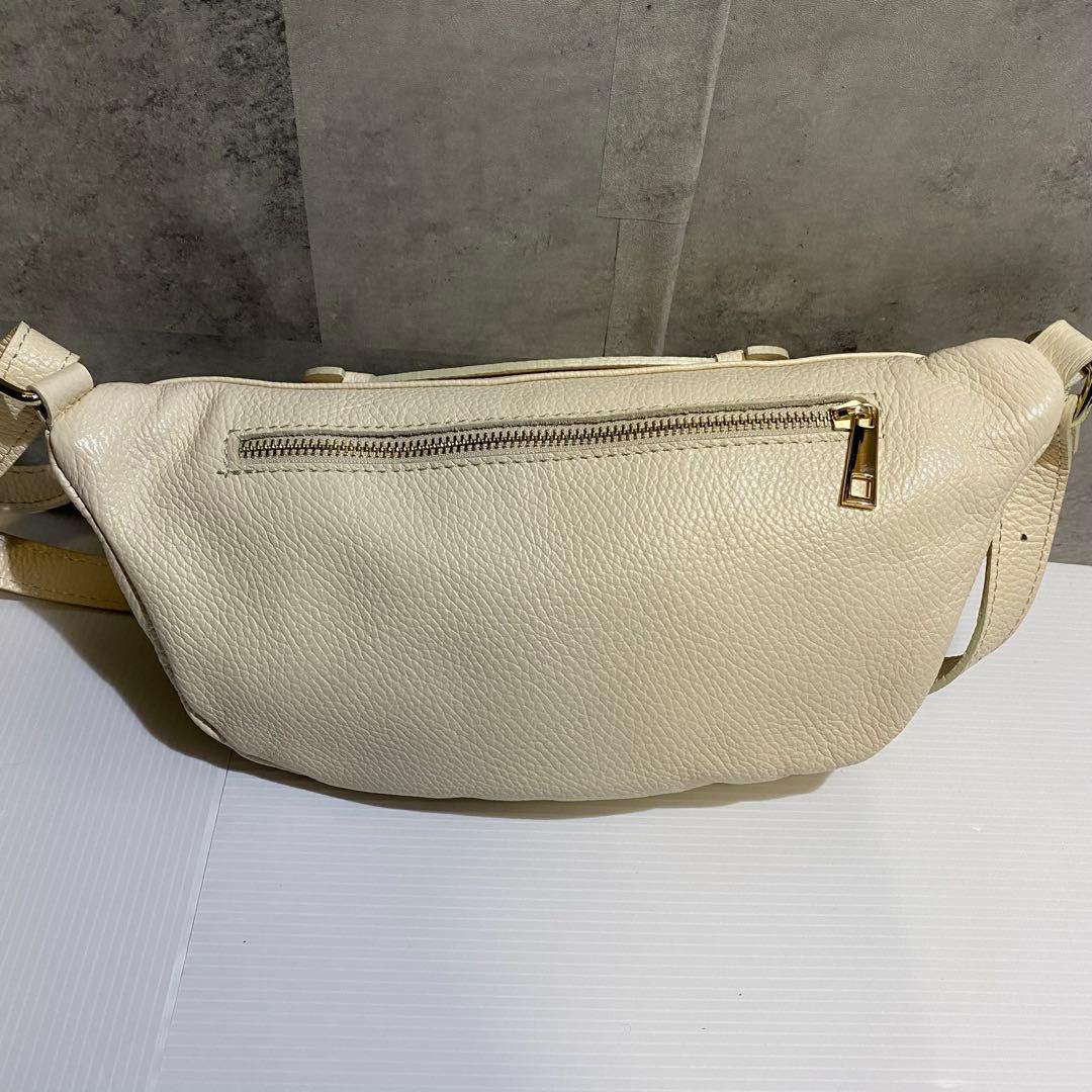 【極美品】AULENTTI　金具付きレザーボディバッグ　ベージュ