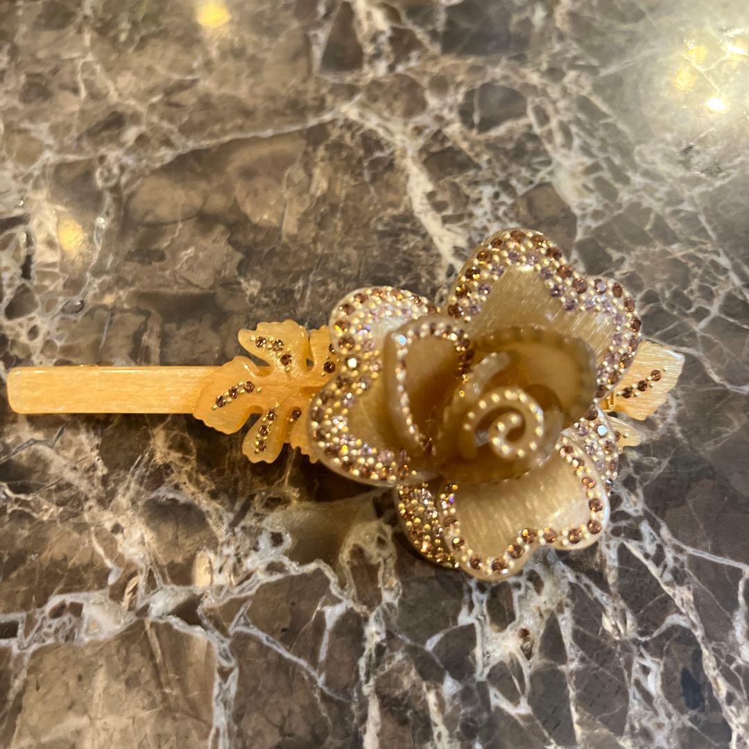 花モチーフ ヘアクリップ 金色