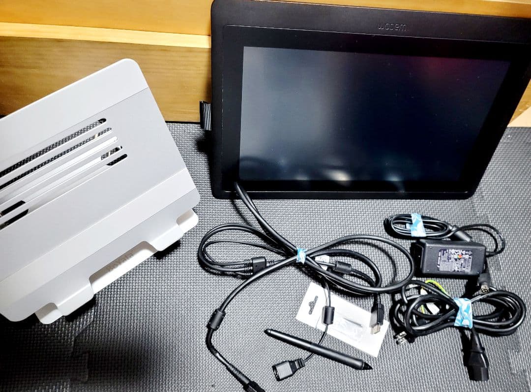 Wacom Cintiq 16 本体、ペン、＆ボヤタのスタンド