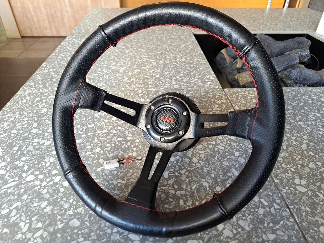 MOMO 本革ステアリング 　ダイハツ用ボス付き