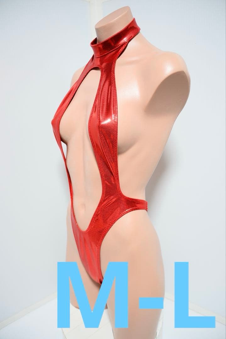 赤いハイネックボディスーツ
