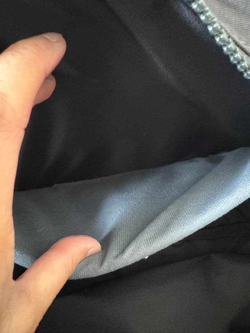 ニジュウカノウ　 FUKUI SIWAナイロンボディバッグＭダークグレー美品