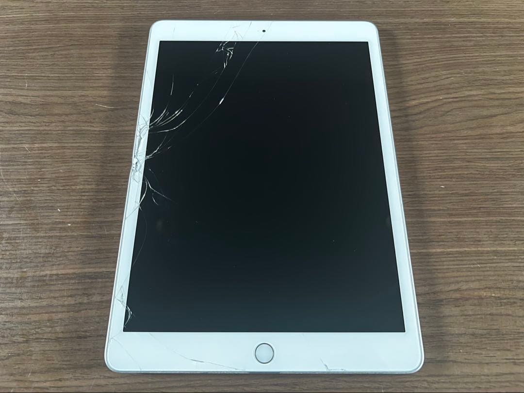 iPad 第8世代 32GB シルバー 画面割れあり ジャンク品