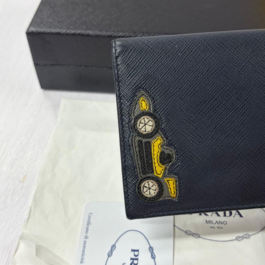 新品同様‼️ プラダ　PRADA 財布　二つ折り　長財布　サフィアーノ　車ワッペン