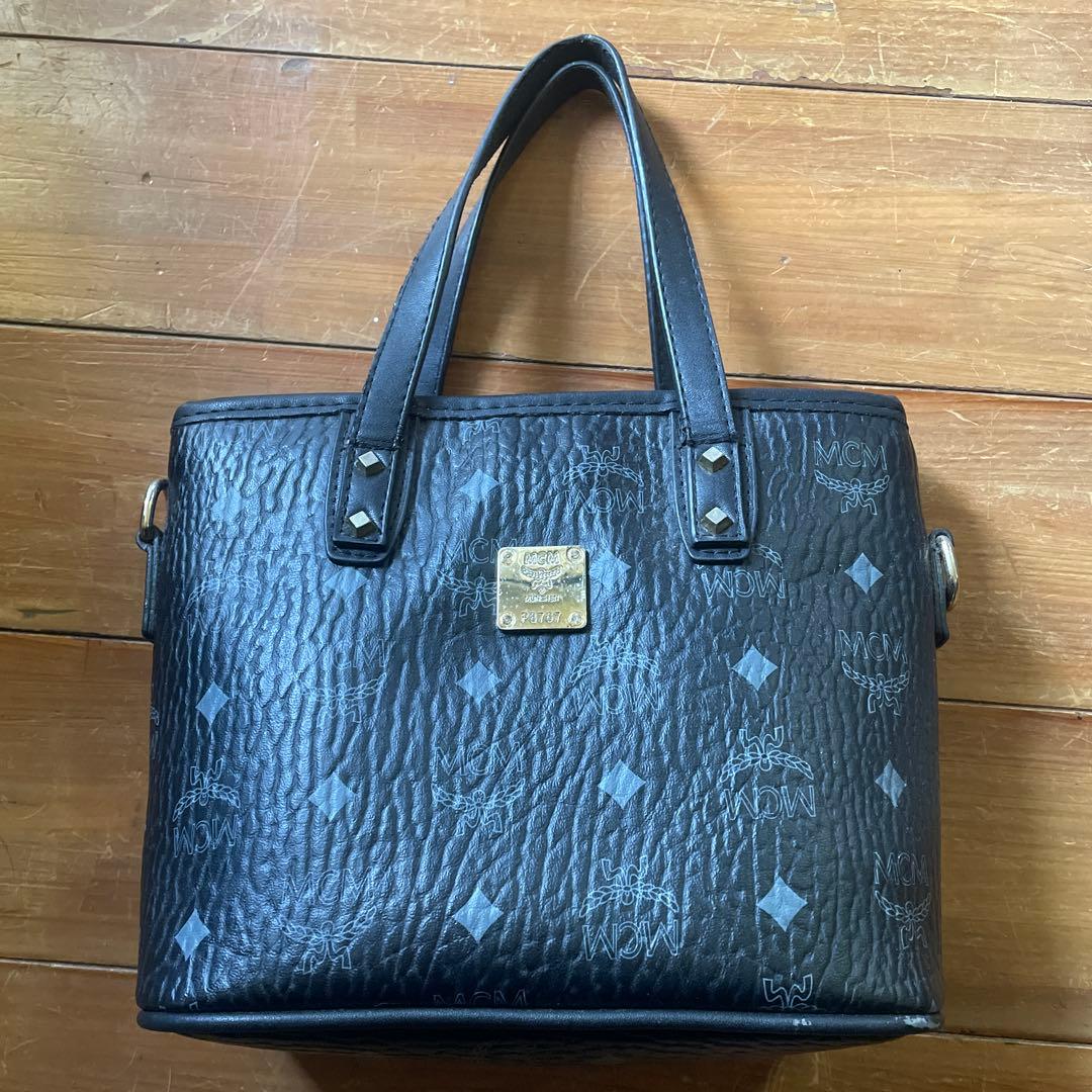 ブラックエンボスハンドバッグmcm