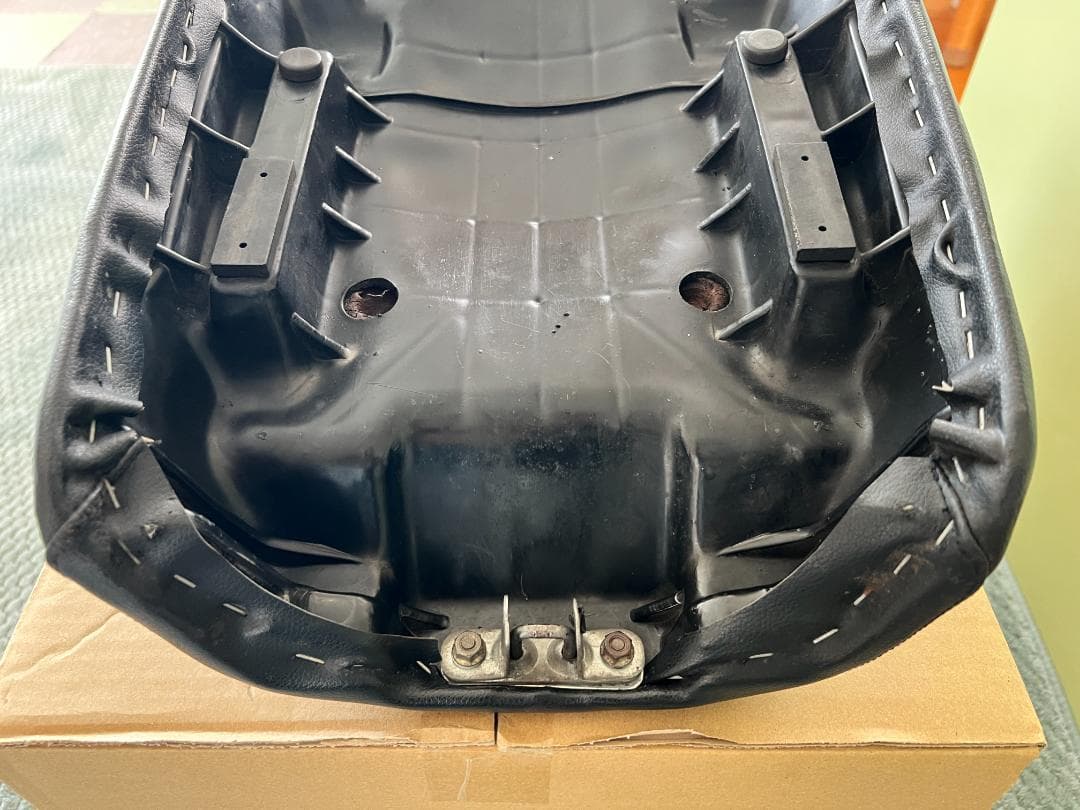 スズキ GSX750S カタナ　シート