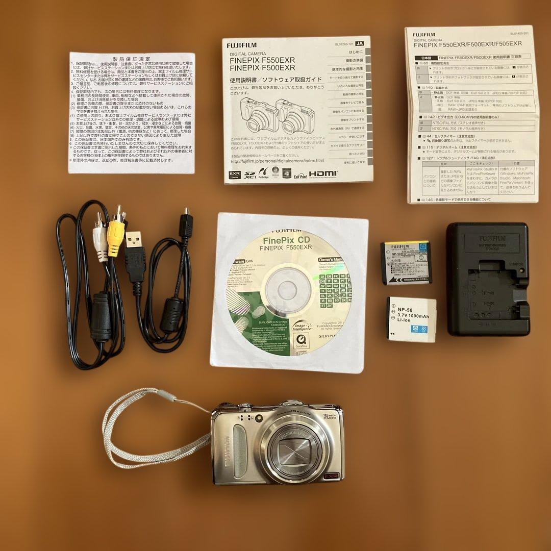 Fujifilm FinePix F550EXR 本体と付属品