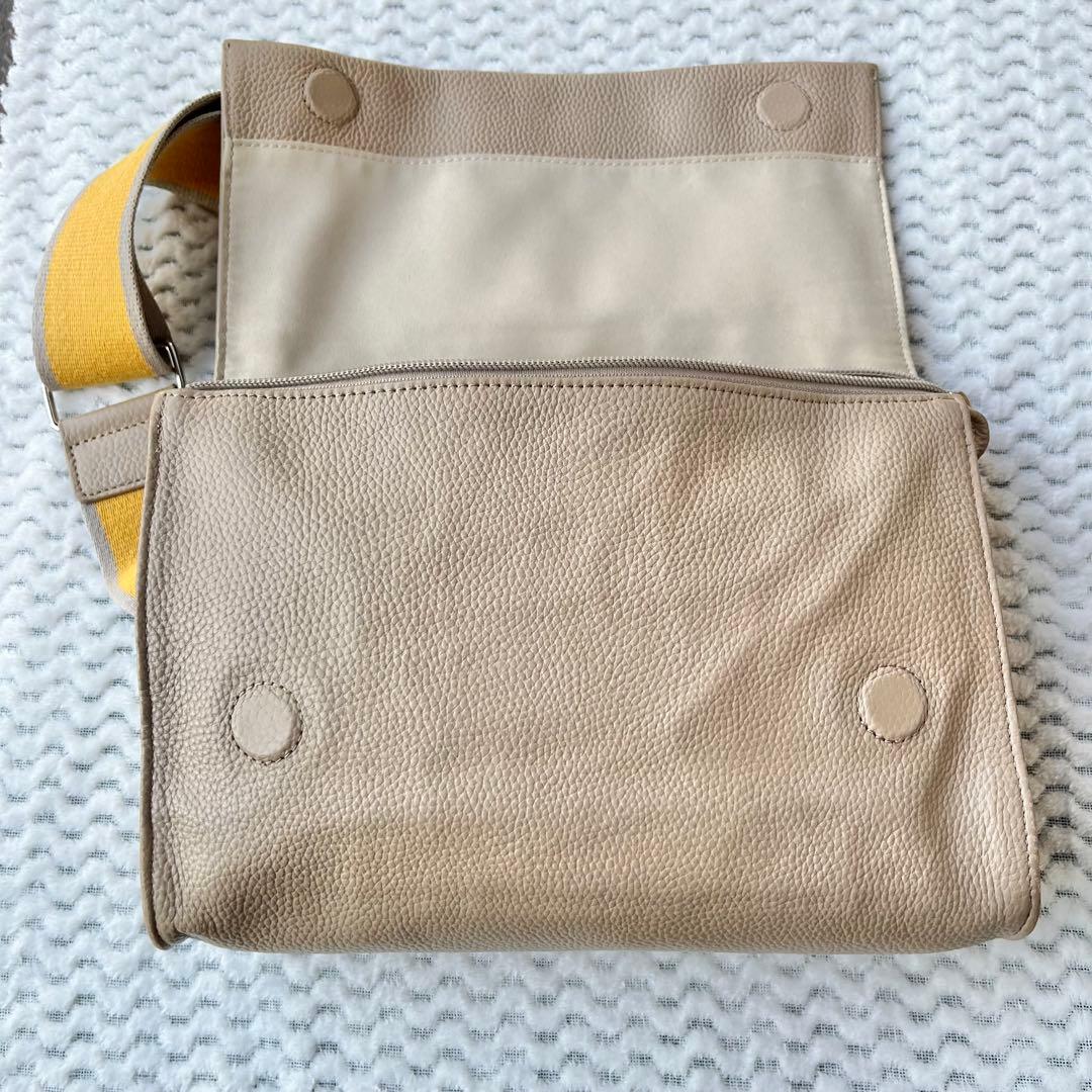 イアパピヨネ 《本革》ベージュ ワイドテープショルダーバッグ ボディバッグ