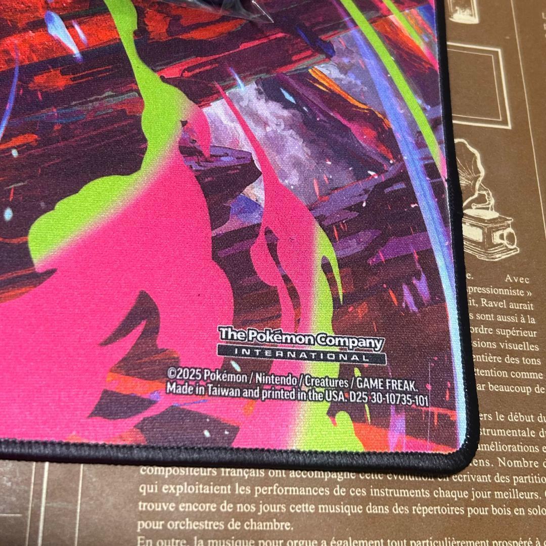 【海外限定】リザードン プレイマット UPC 2025 【筒状配送】