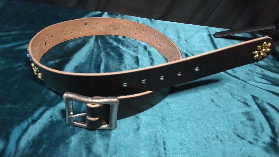 メルむ昭南ベンズレザーツタ＆フラワースタッズベルト　ニッケル＆ブラス