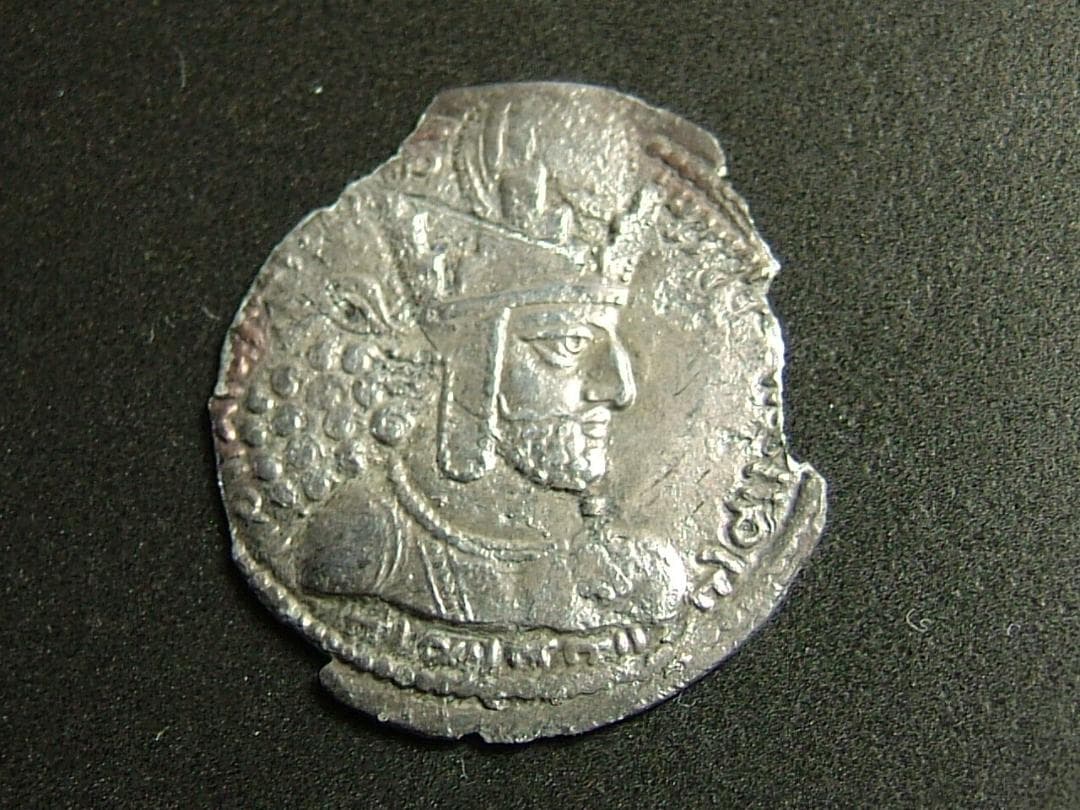 ササン朝ペルシャ；シャープールI世、AR.ドラクマ銀貨、エッジカケ有り