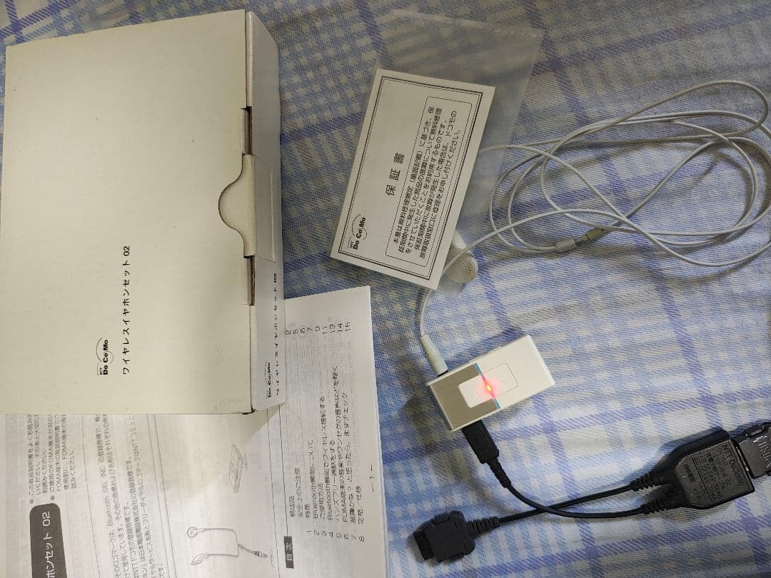 レアDoCoMo携帯とワイヤレスイヤホンセット