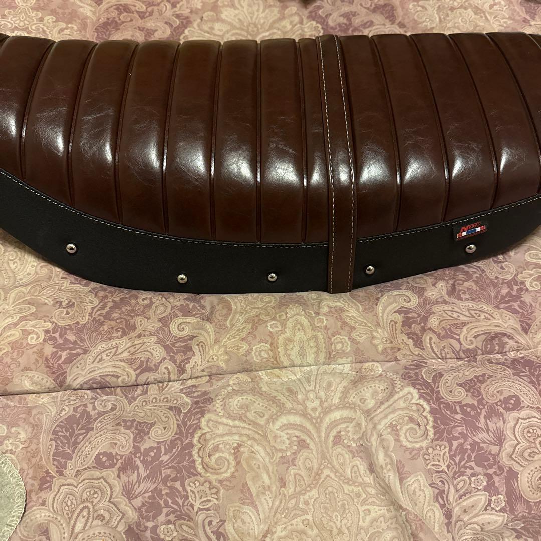 モ*ー様 ジャンク品‼️（ネジ取れ）ダックス125 シート　中古品　直せる方へ‼