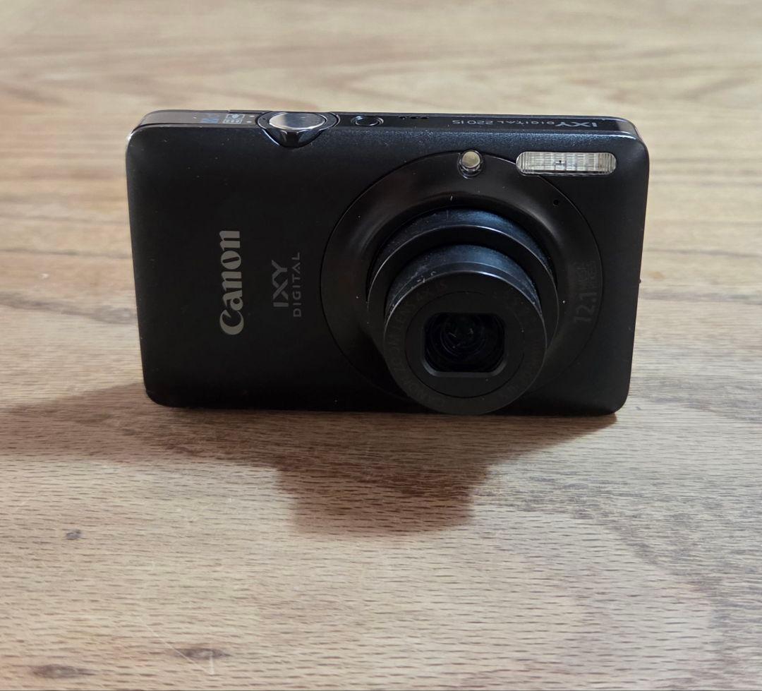 Canon IXY DIGITAL 220 IS 本体と充電器
