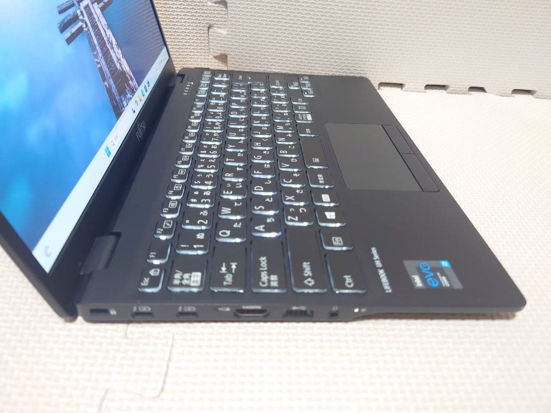富士通Lifebook UH90/E3 i7-1165G7 800g台超軽量