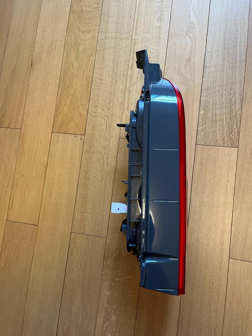 トヨタハイエース200系　4～7型純正テールランプ 運転席側