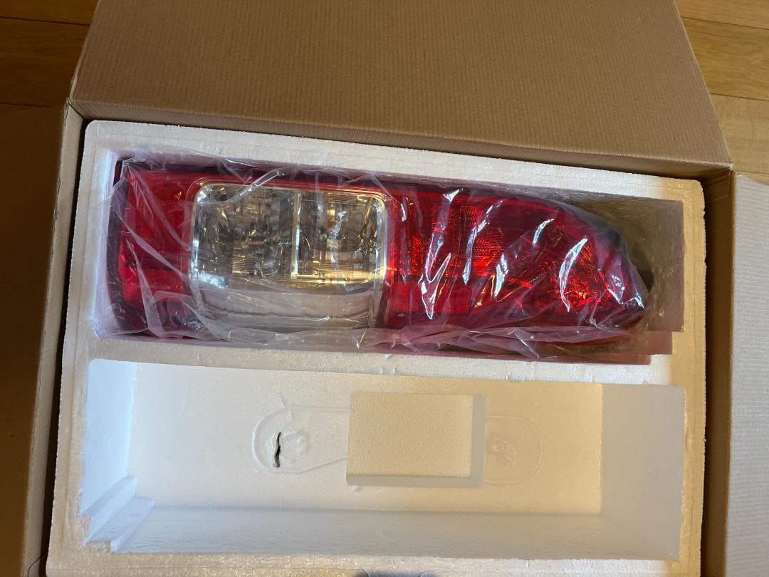 トヨタハイエース200系　4～7型純正テールランプ 運転席側
