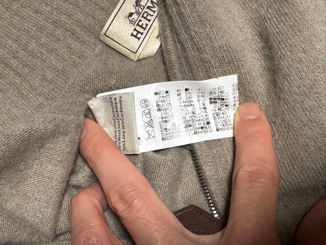HERMES ベージュ ハイネック ジップアップセーター