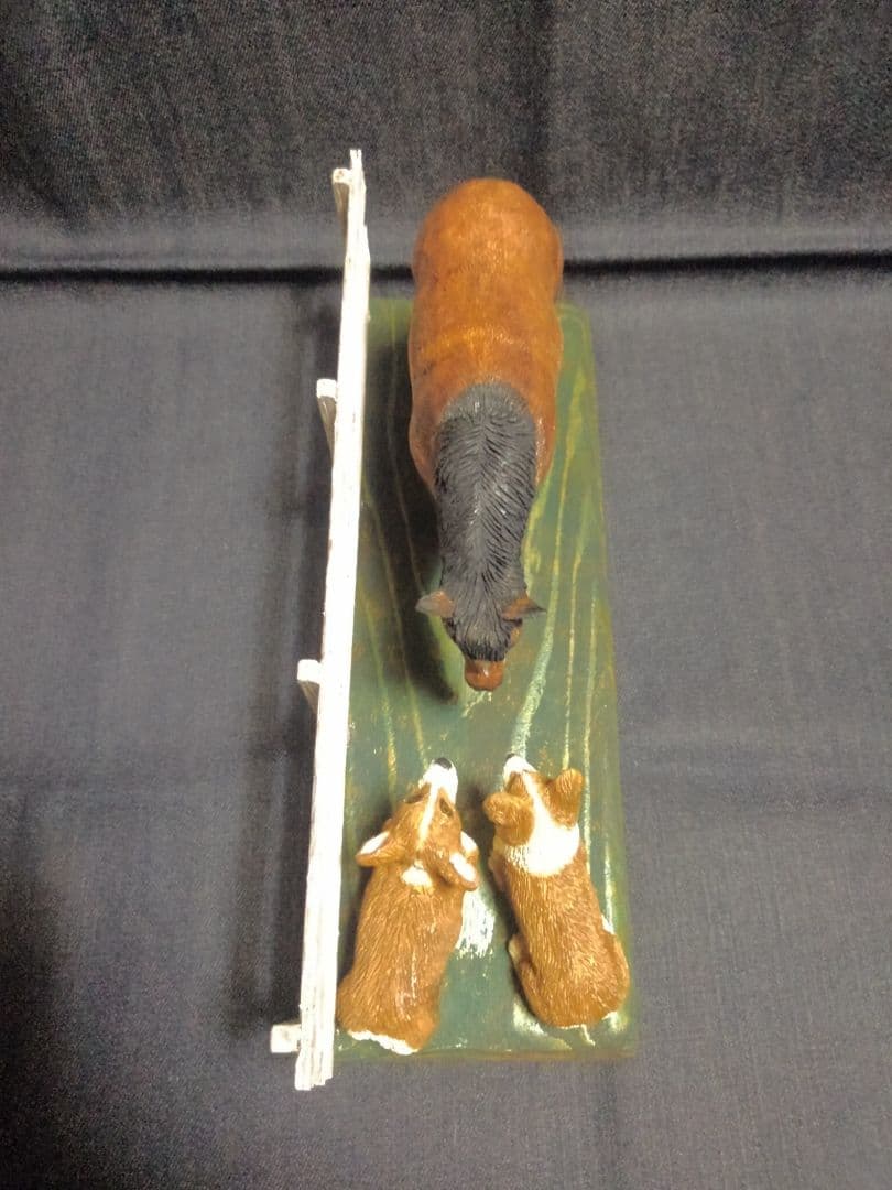 木彫りのコーギー2匹と馬