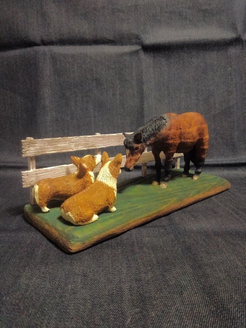 木彫りのコーギー2匹と馬