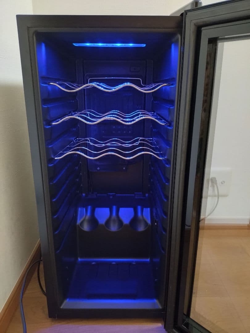 WIE　ワインセラー　１８本収納