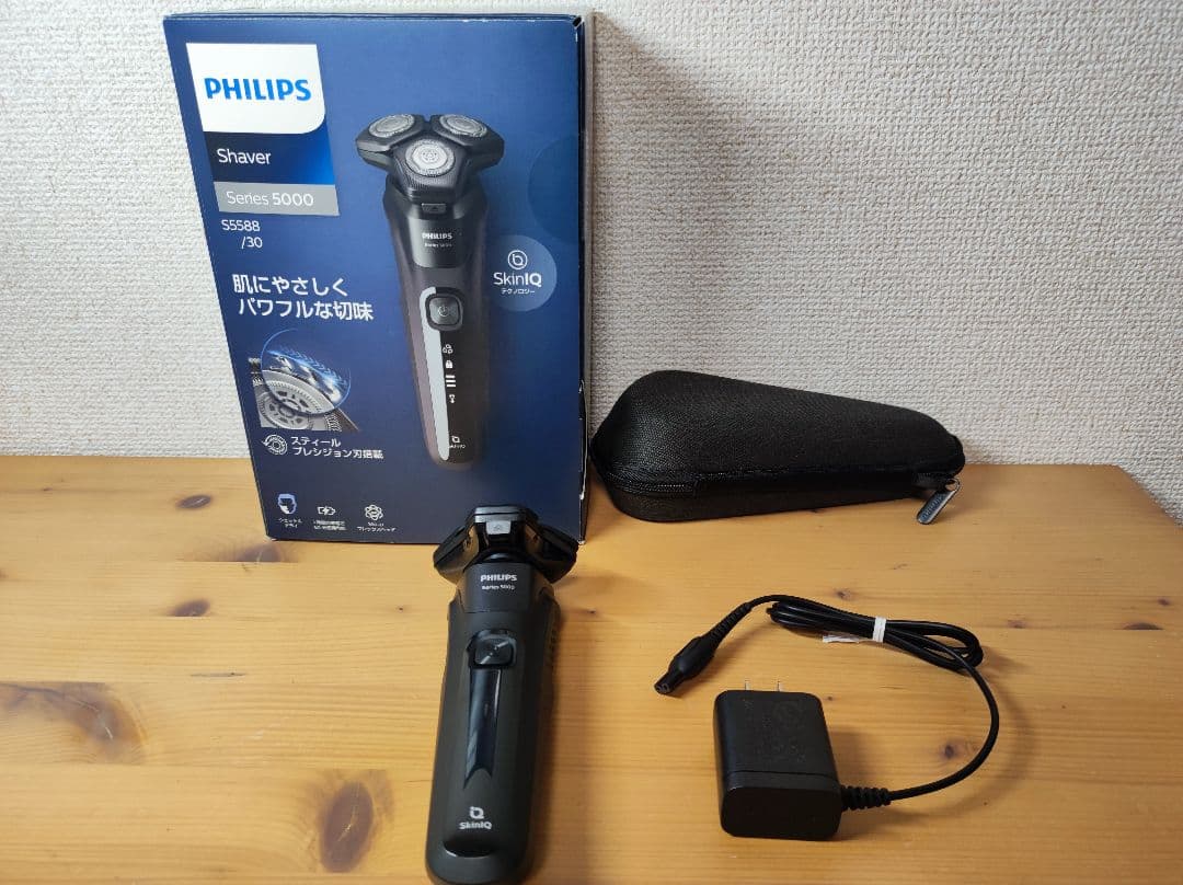 美品　PHILIPS ウェット＆ドライ電気シェーバー ブラック S5588/30