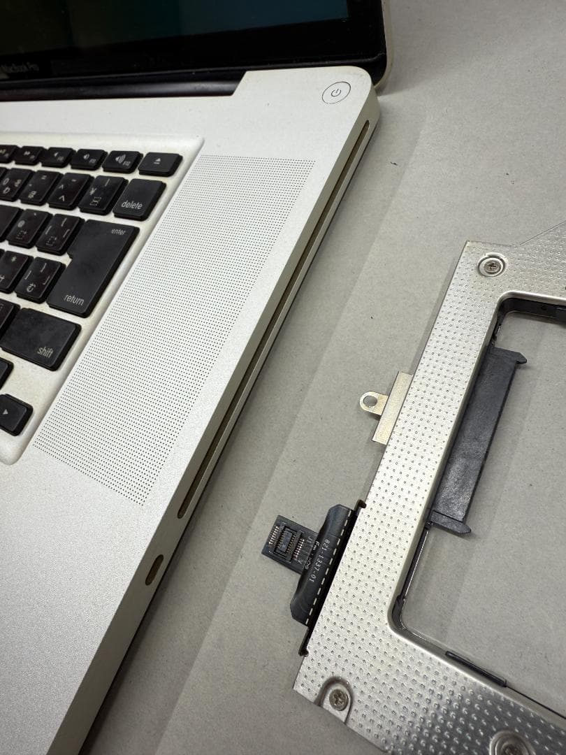 MacBook Pro 17インチ　DVDドライブ、ハードディスク無し　中古品