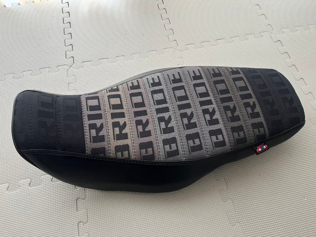 ホンダ、グロム　BRIDE バイクシート ブラック グレー