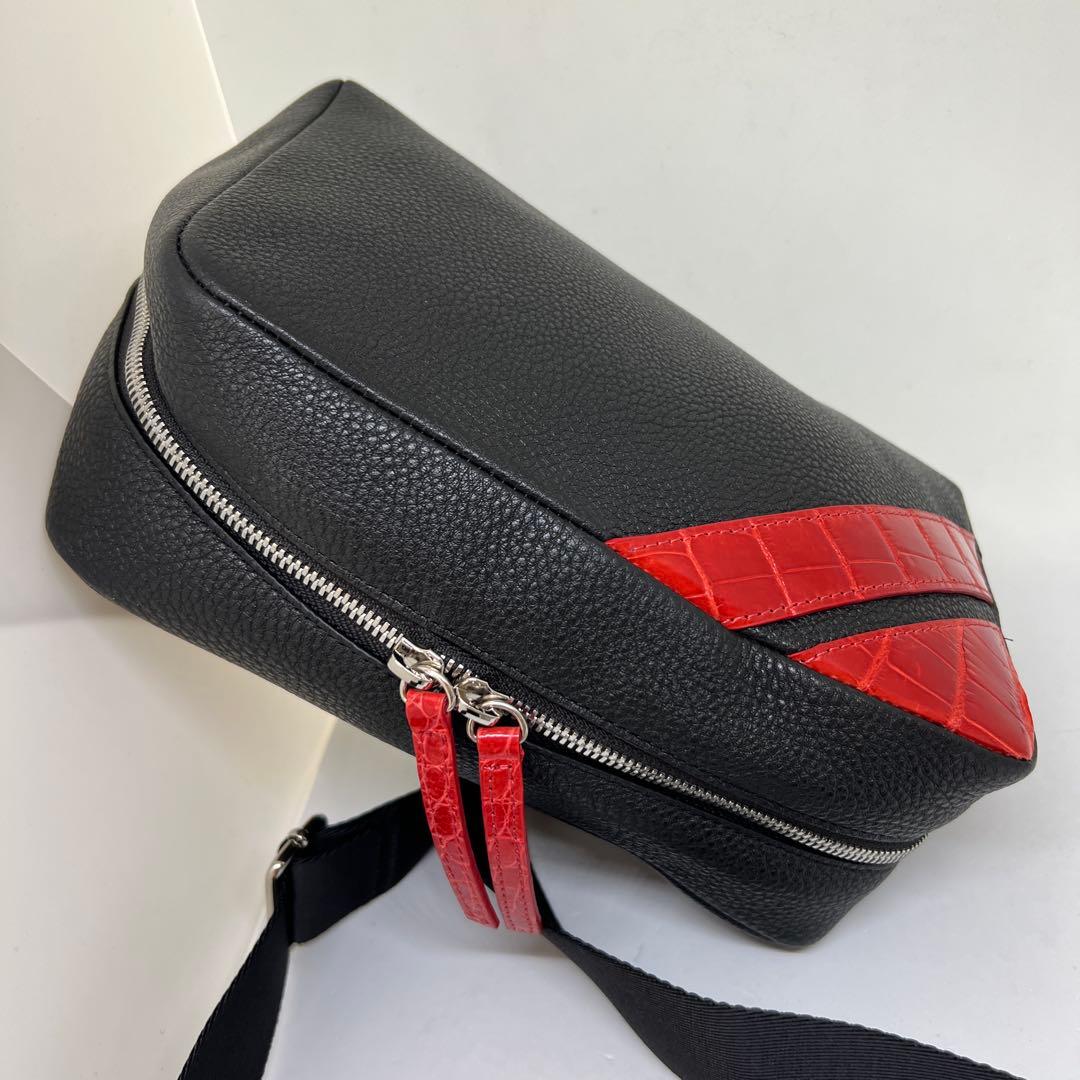 新品　男女兼用　クロコダイルアクセント 本革ボディバッグ