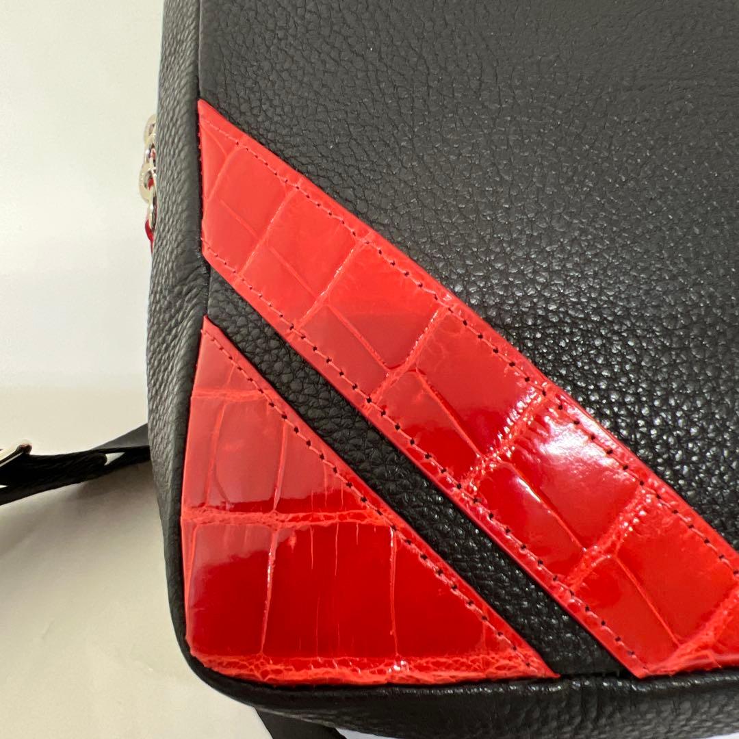 新品　男女兼用　クロコダイルアクセント 本革ボディバッグ